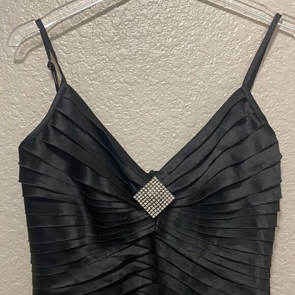 Xscape Black Pleated Maxi Mermaid Chiffon Gown Size 6 - Picture 4 of 10